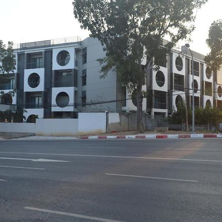 Airport Avenue Hotel Gyogon Екстер'єр фото