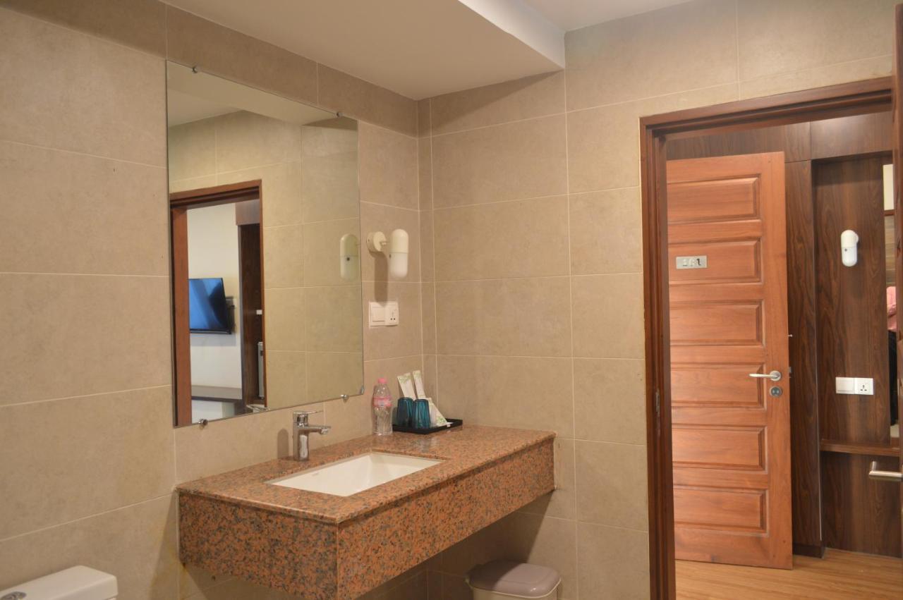 Airport Avenue Hotel Gyogon Екстер'єр фото